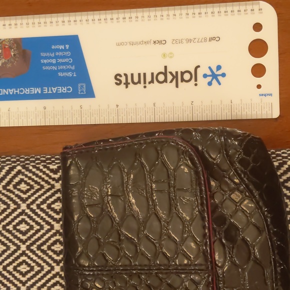 Black glossy croc embossed clutch - Picture 2 of 8